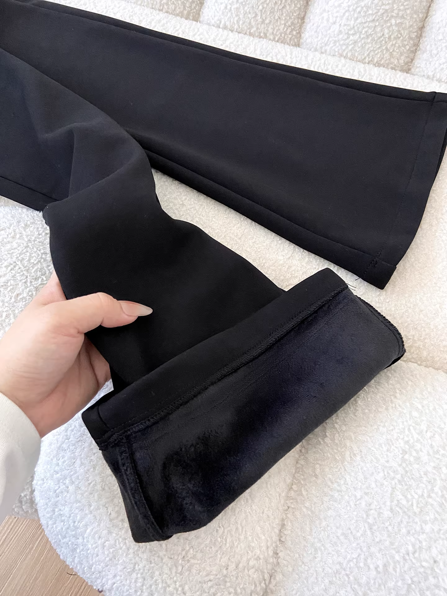 Quần thể thao ống loe phối vải lót lông cừu đen La Chapelle dành cho nữ, mẫu mới thu đông 2025, kiểu dáng ôm sát, dáng chuông