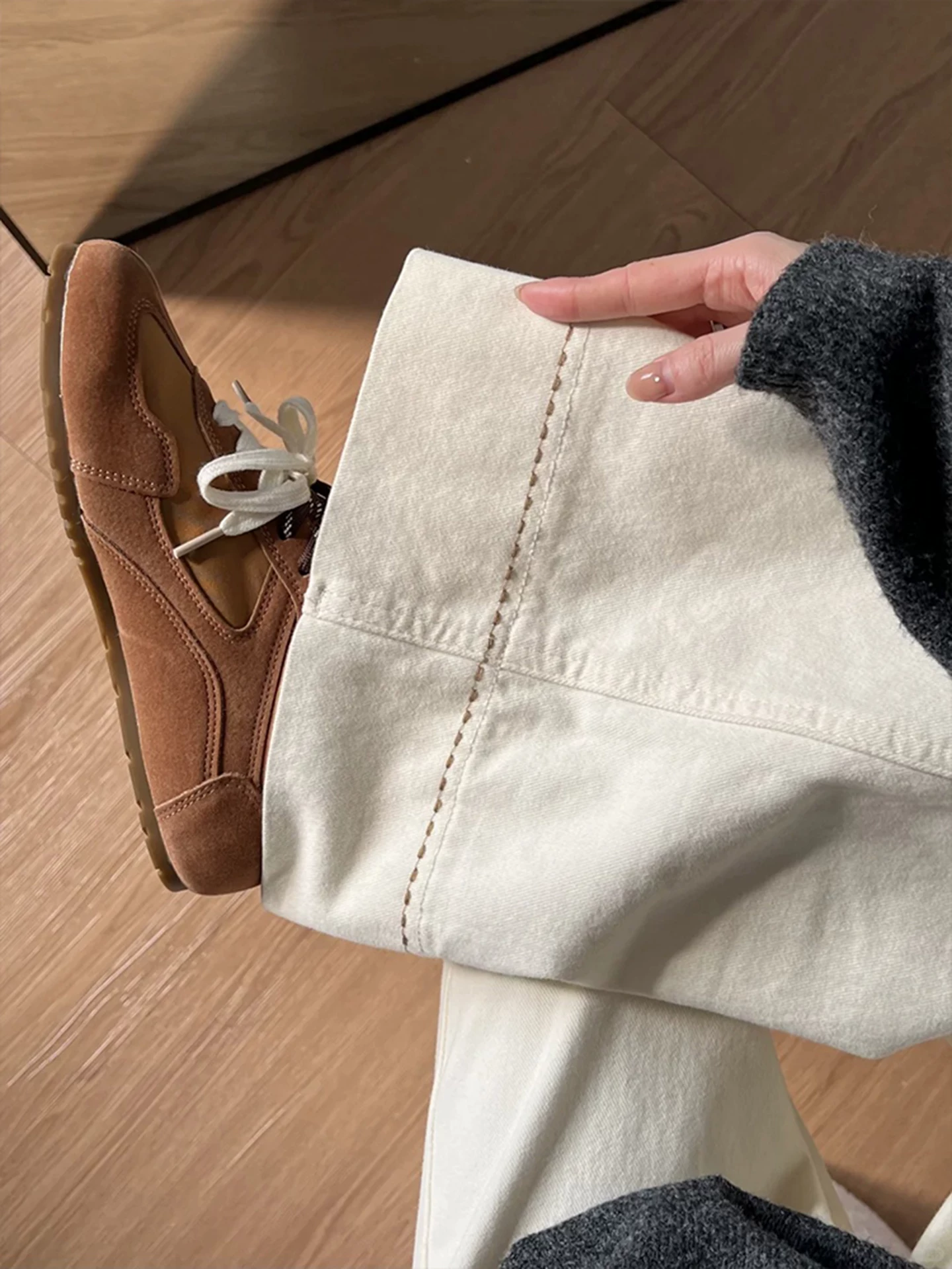 Quần jeans trắng La Chapelle ống rộng, cạp cao, dáng suông, dành cho nữ, mẫu mới thu đông 2025, phù hợp với người nhỏ nhắn