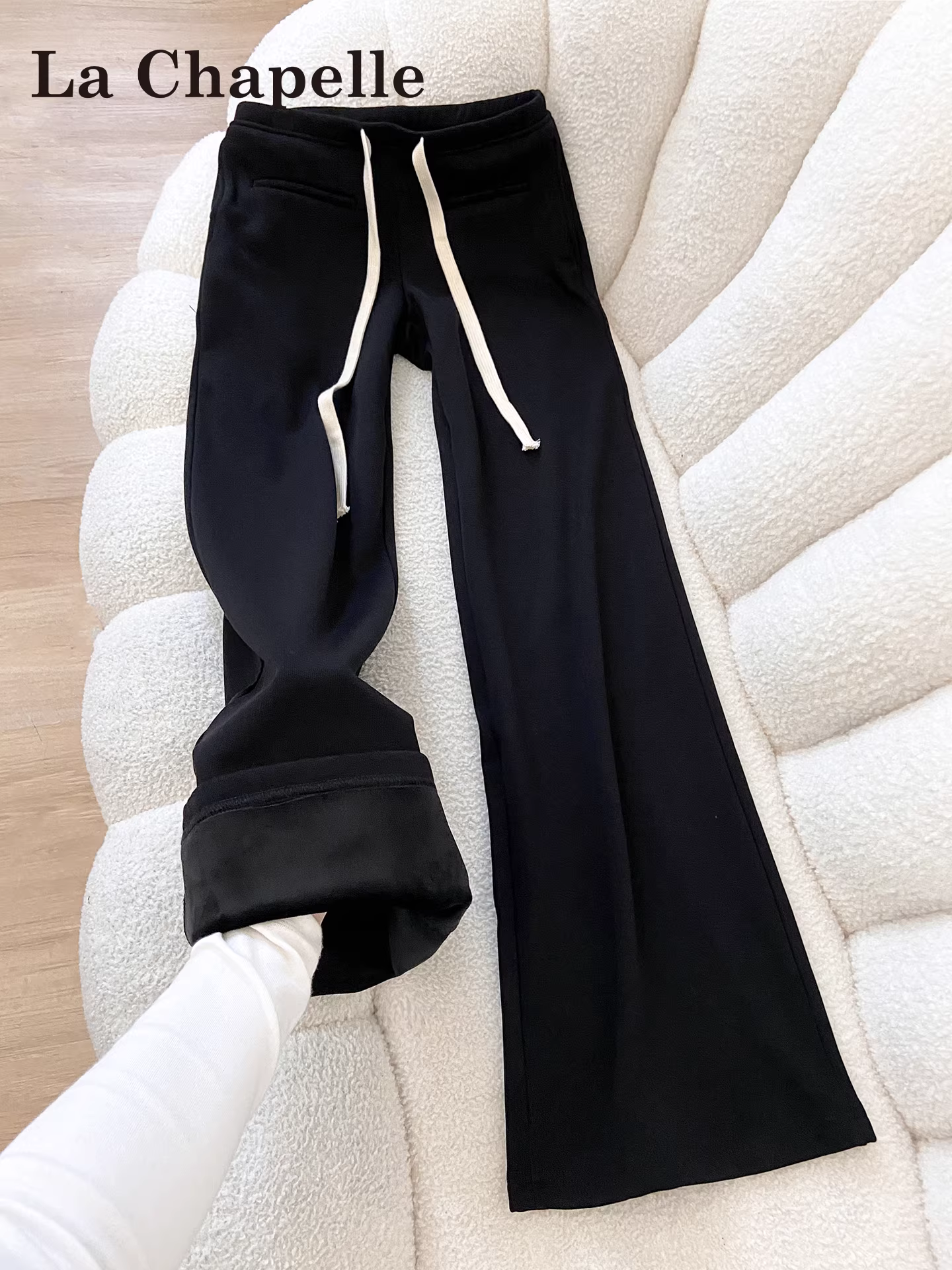 Quần âu nữ La Chapelle chất liệu lông cừu đen dày dặn, ống rộng, kiểu dáng xuông, cạp cao, ôm dáng, mới thu đông 2025