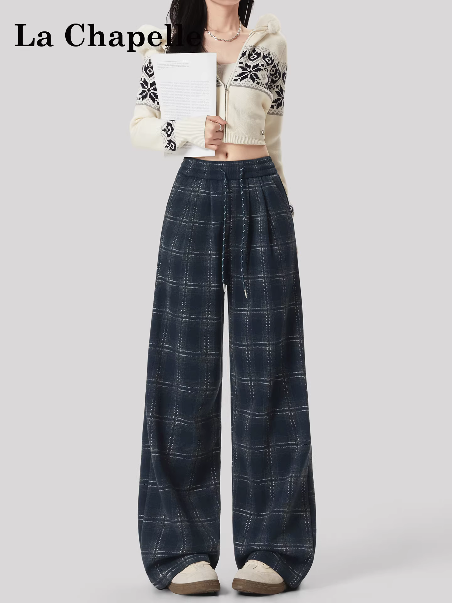 Quần âu nữ La Chapelle chất liệu len kẻ sọc dày dặn, dáng rộng, xu hướng thu đông 2025, kiểu dáng thẳng, chất liệu mềm mại.
