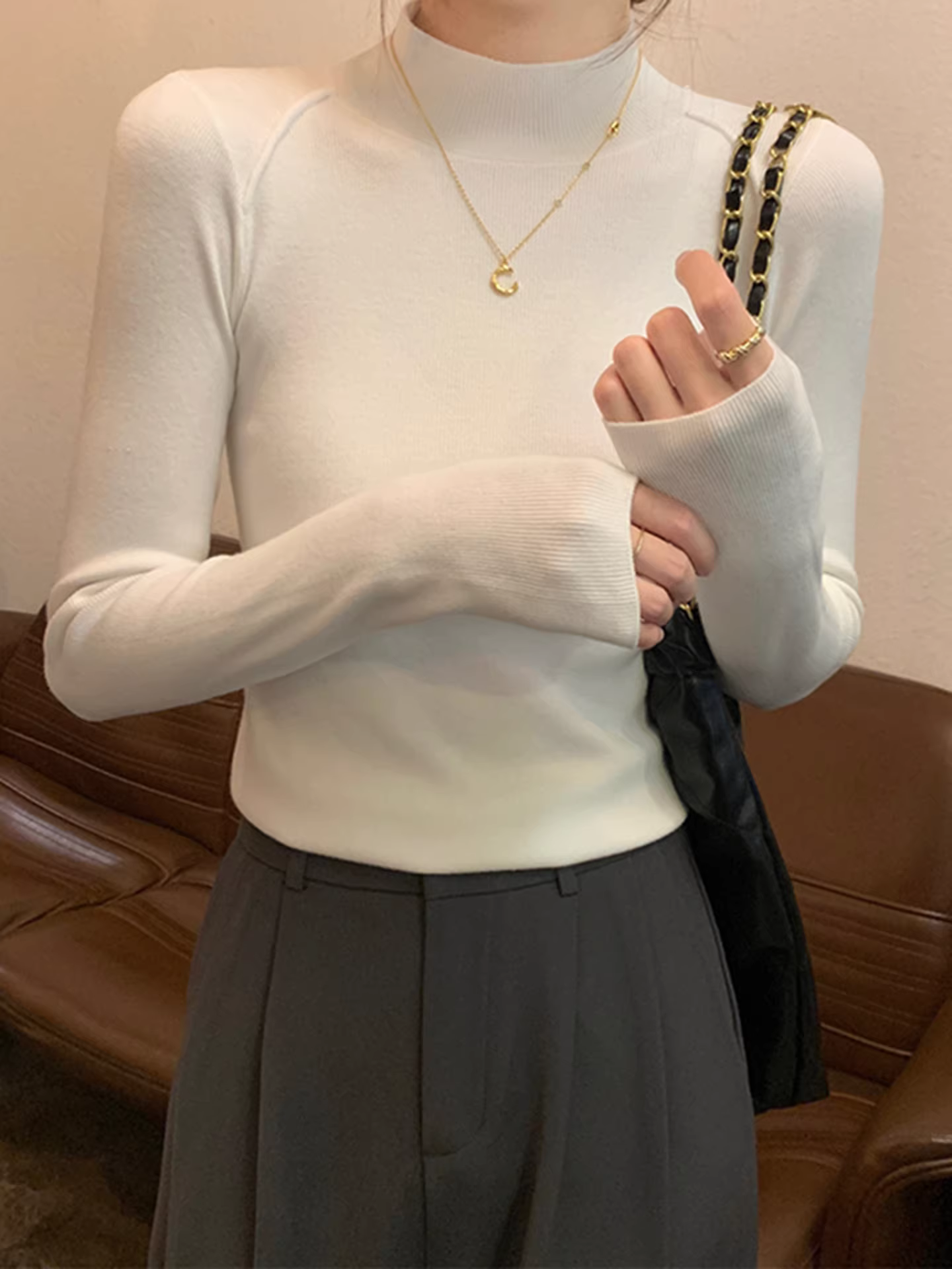 Áo len nữ cổ lọ nửa cao tay dài La Chapelle màu trắng, kiểu dáng ôm sát, chất liệu len, mẫu mới thu đông 2025.