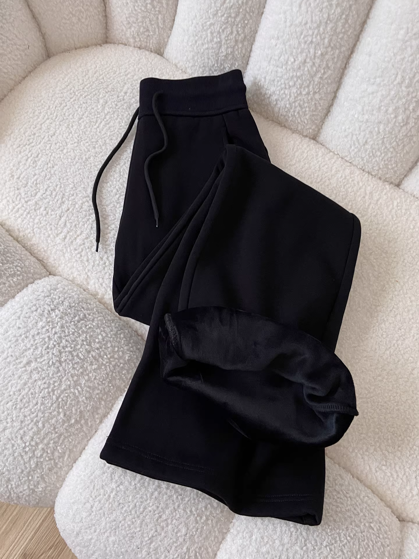 Quần thể thao ống loe dáng ôm, lót lông cừu đen La Chapelle dành cho nữ, mẫu mới thu đông 2025, cạp cao