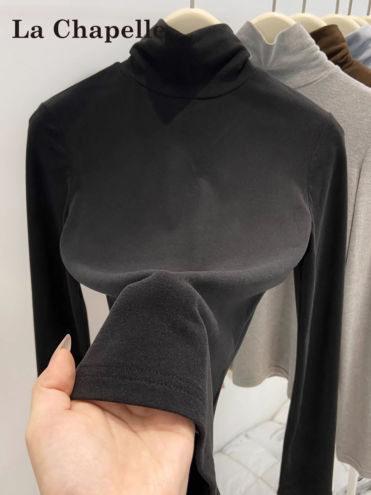 Áo sơ mi dài tay chất liệu nhung protein màu đen La Chapelle dành cho nữ, áo kiểu dáng ôm sát mới mùa thu đông 2025 dành cho người có vóc dáng nhỏ nhắn.