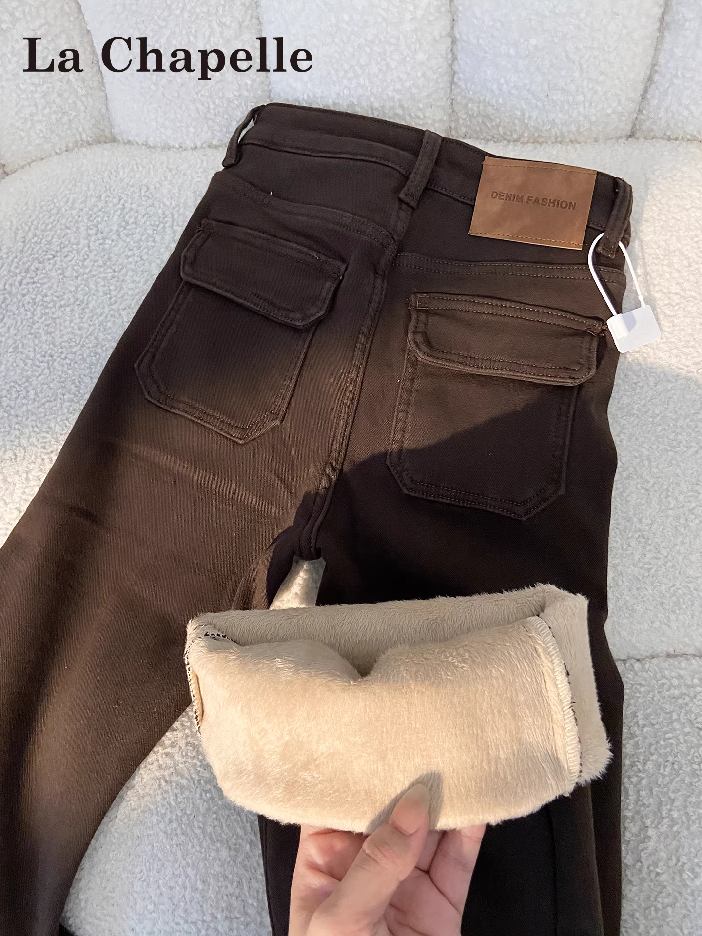 Quần jean ống loe dày dặn lót lông màu cà phê La Chapelle dành cho nữ, kiểu dáng thu đông mới 2025, quần ống chuông dáng ôm không bó sát.