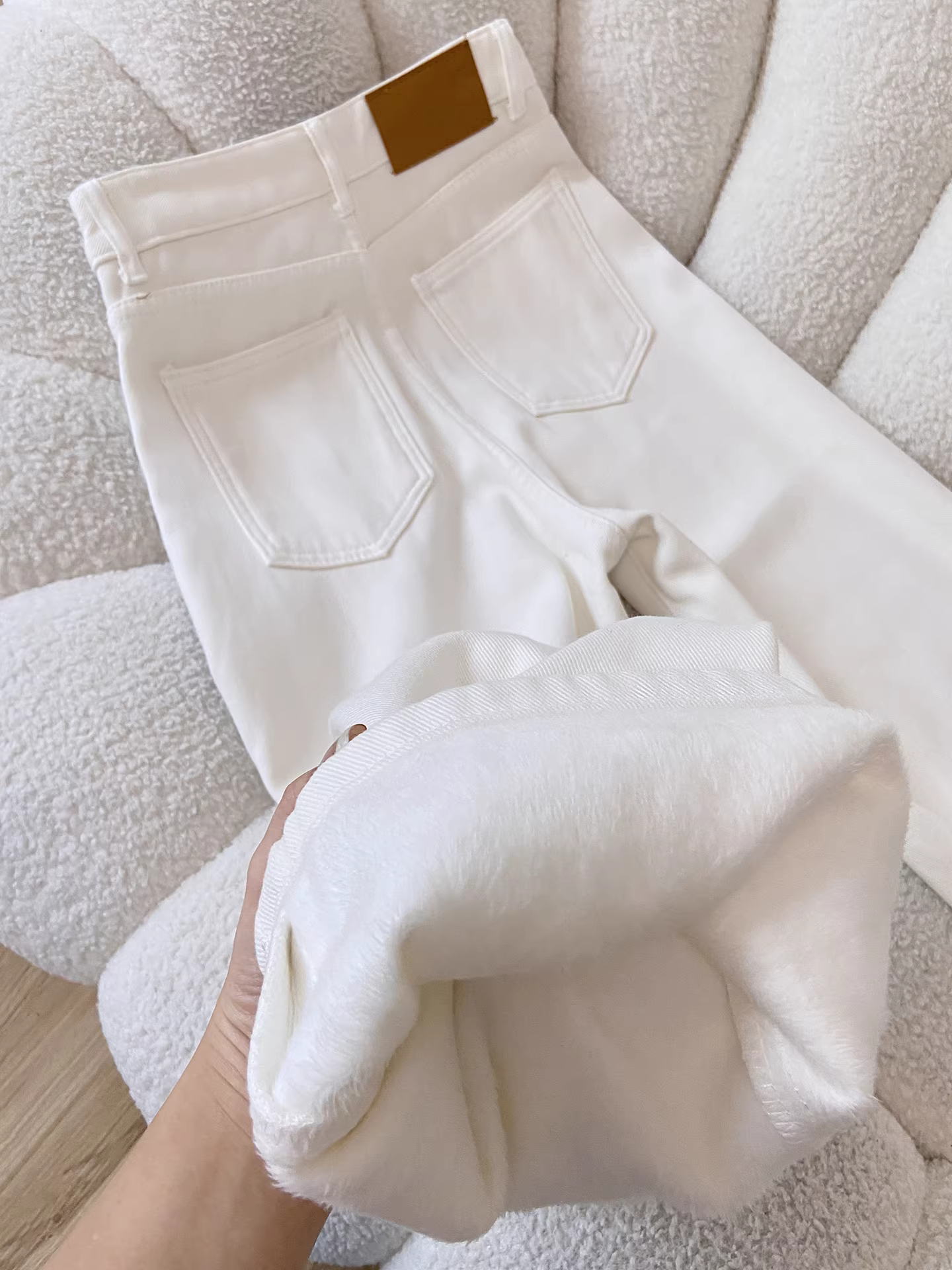 Quần jeans ống rộng dày dặn lót lông trắng La Chapelle dành cho nữ, kiểu mới thu đông 2025, dáng rộng suông.