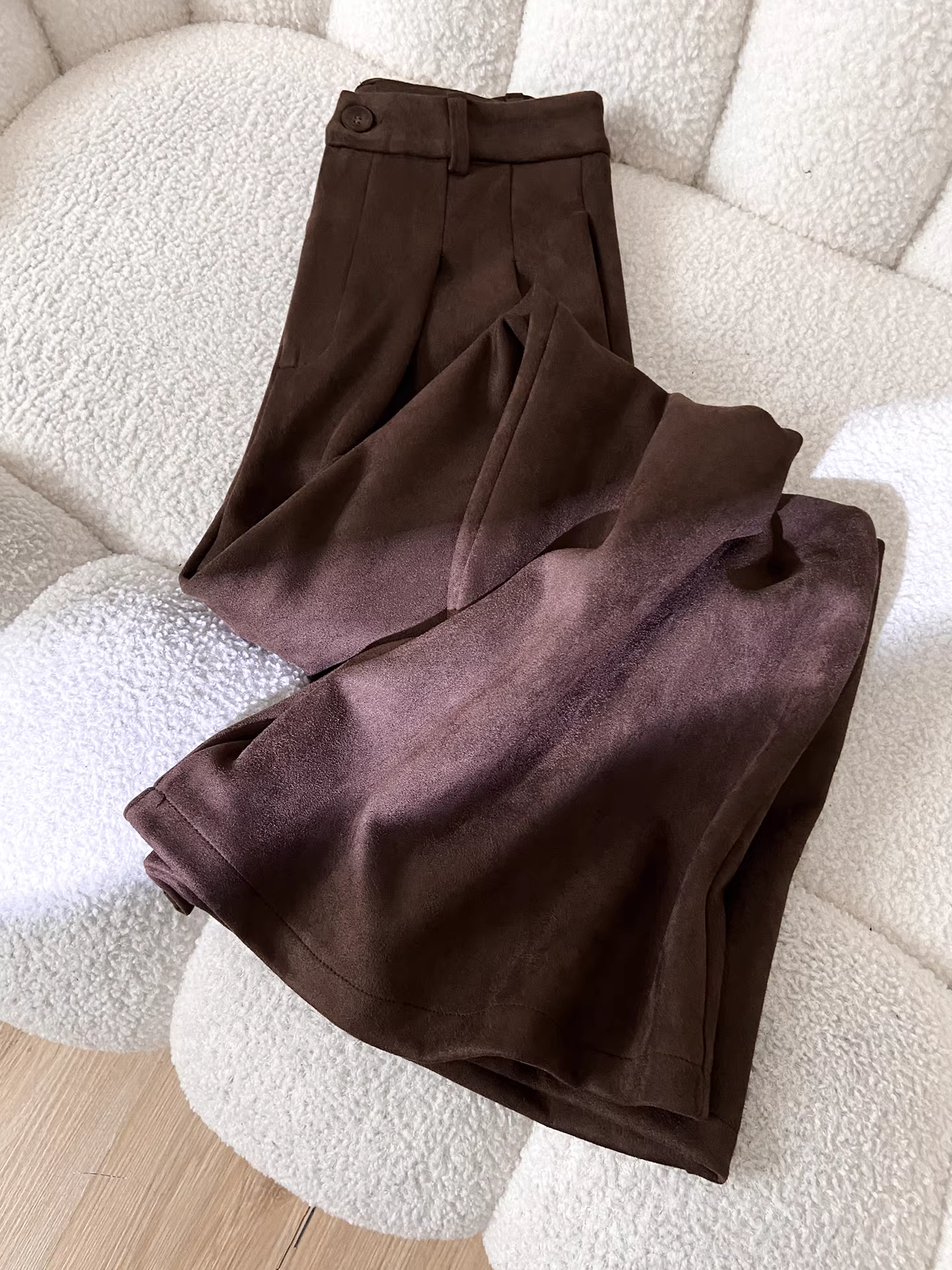 Quần âu nữ La Chapelle chất liệu da lộn màu cà phê, dáng rộng, xu hướng thu đông 2025, cạp cao, dáng thẳng, size nhỏ nhắn