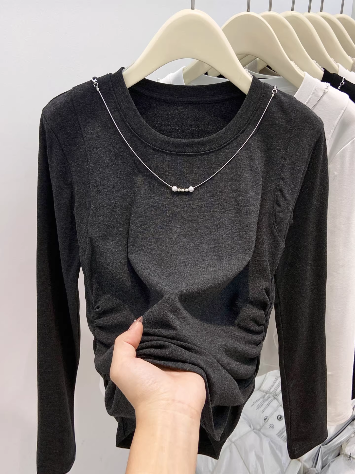 Áo thun nữ tay dài cổ tròn màu đen La Chapelle, kiểu dáng xếp ly tôn dáng, mùa thu đông 2025