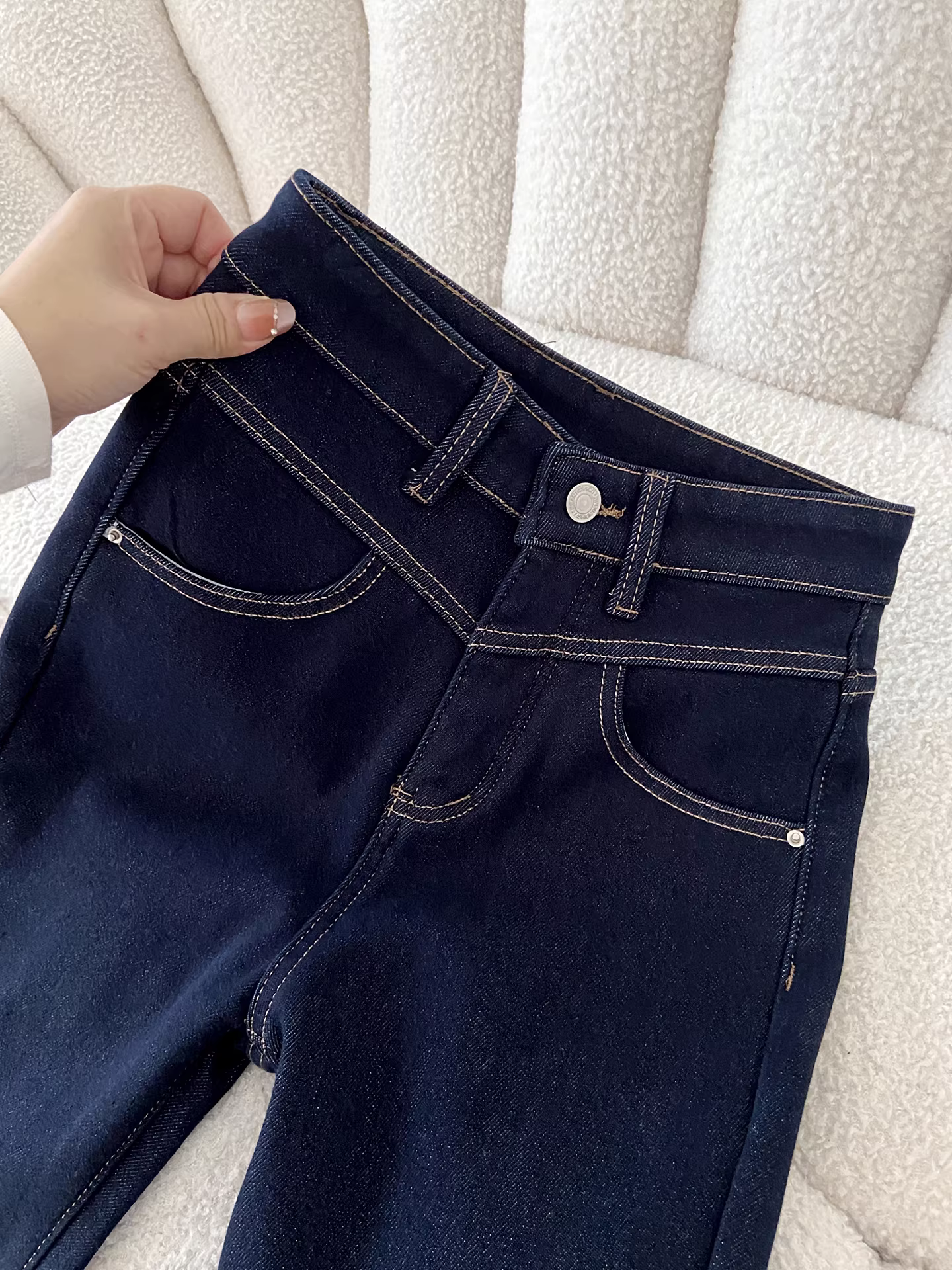 Quần jeans ống loe dày dặn lót lông màu xanh đậm La Chapelle dành cho nữ, kiểu mới thu đông 2025, quần ống loe dáng nhỏ nhắn.
