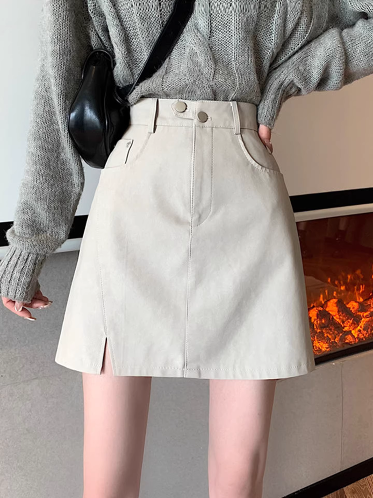 Chân váy da PU màu mơ La Chapelle dành cho nữ, mẫu mới thu đông 2025, cạp cao, dáng ôm, xẻ tà, kiểu A, mini.