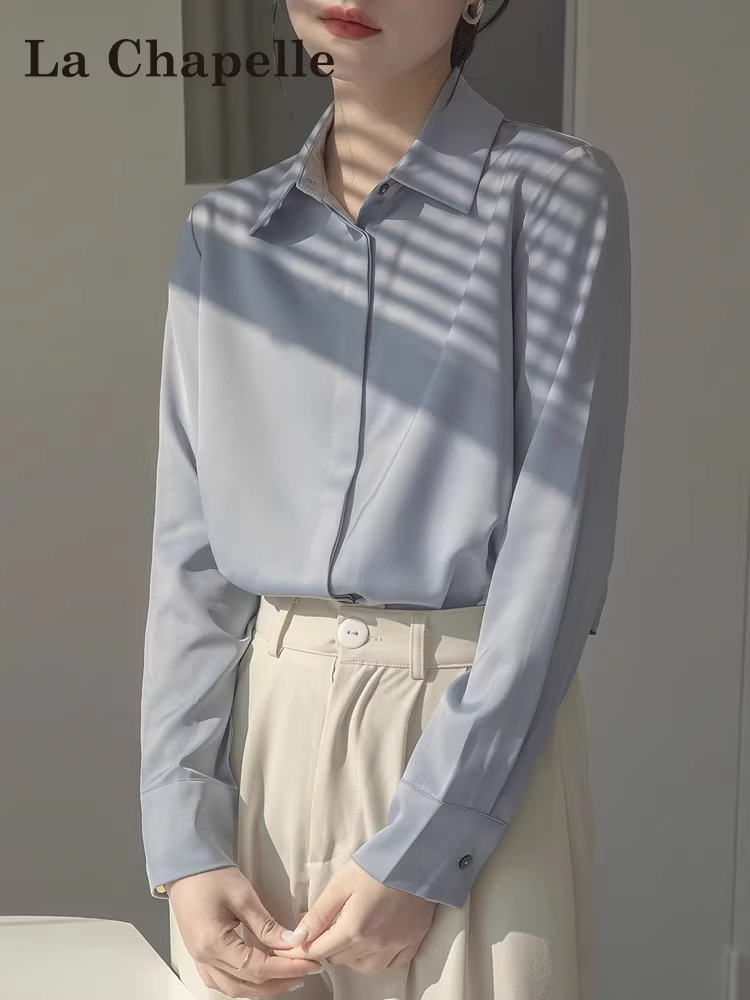 Áo sơ mi dài tay màu xanh satin La Chapelle dành cho nữ, mẫu mới xuân thu 2025, thích hợp đi làm, phỏng vấn, công sở.