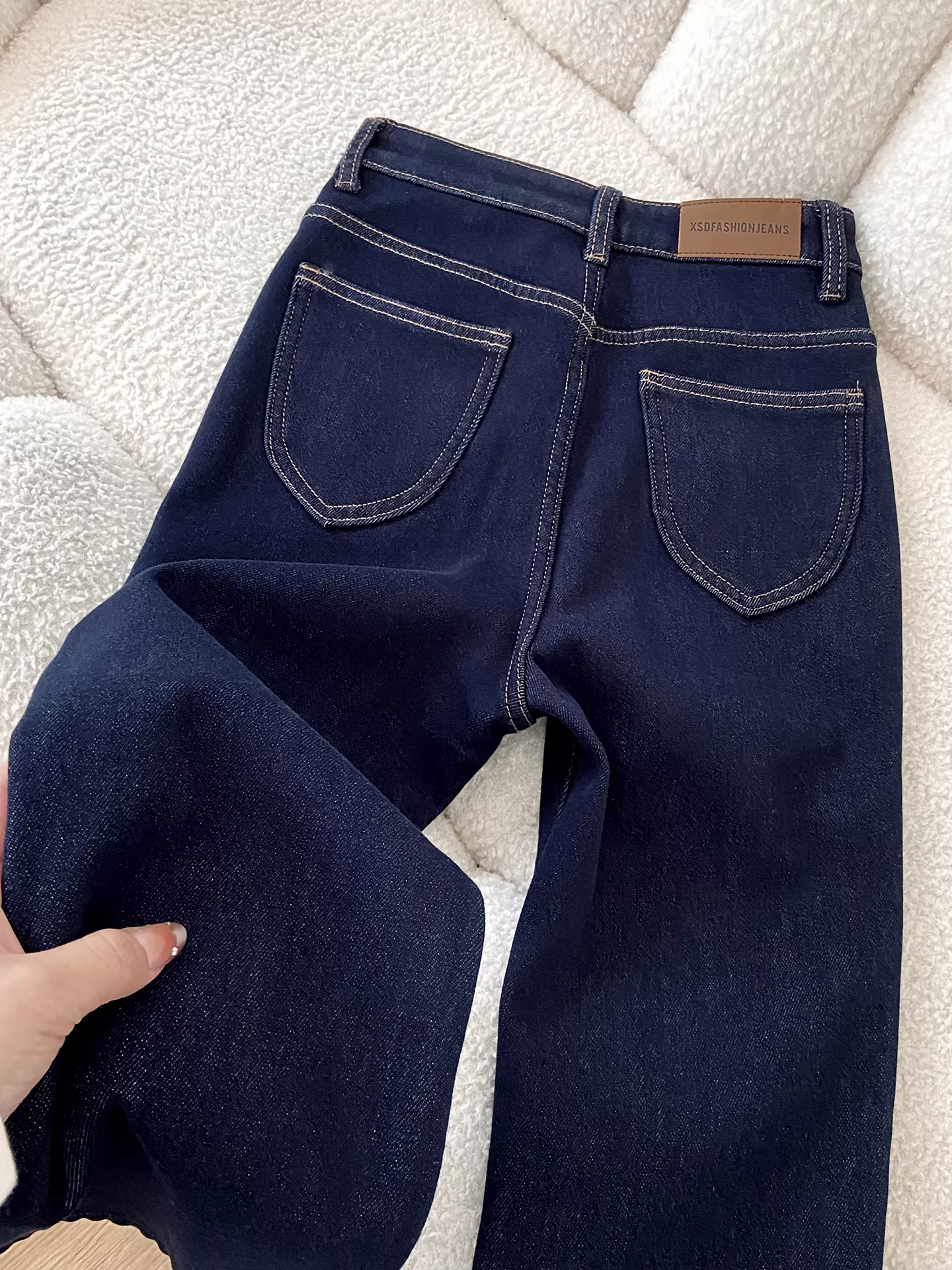 Quần jeans ống loe dày dặn lót lông màu xanh đậm La Chapelle dành cho nữ, kiểu mới thu đông 2025, quần ống loe dáng nhỏ nhắn.