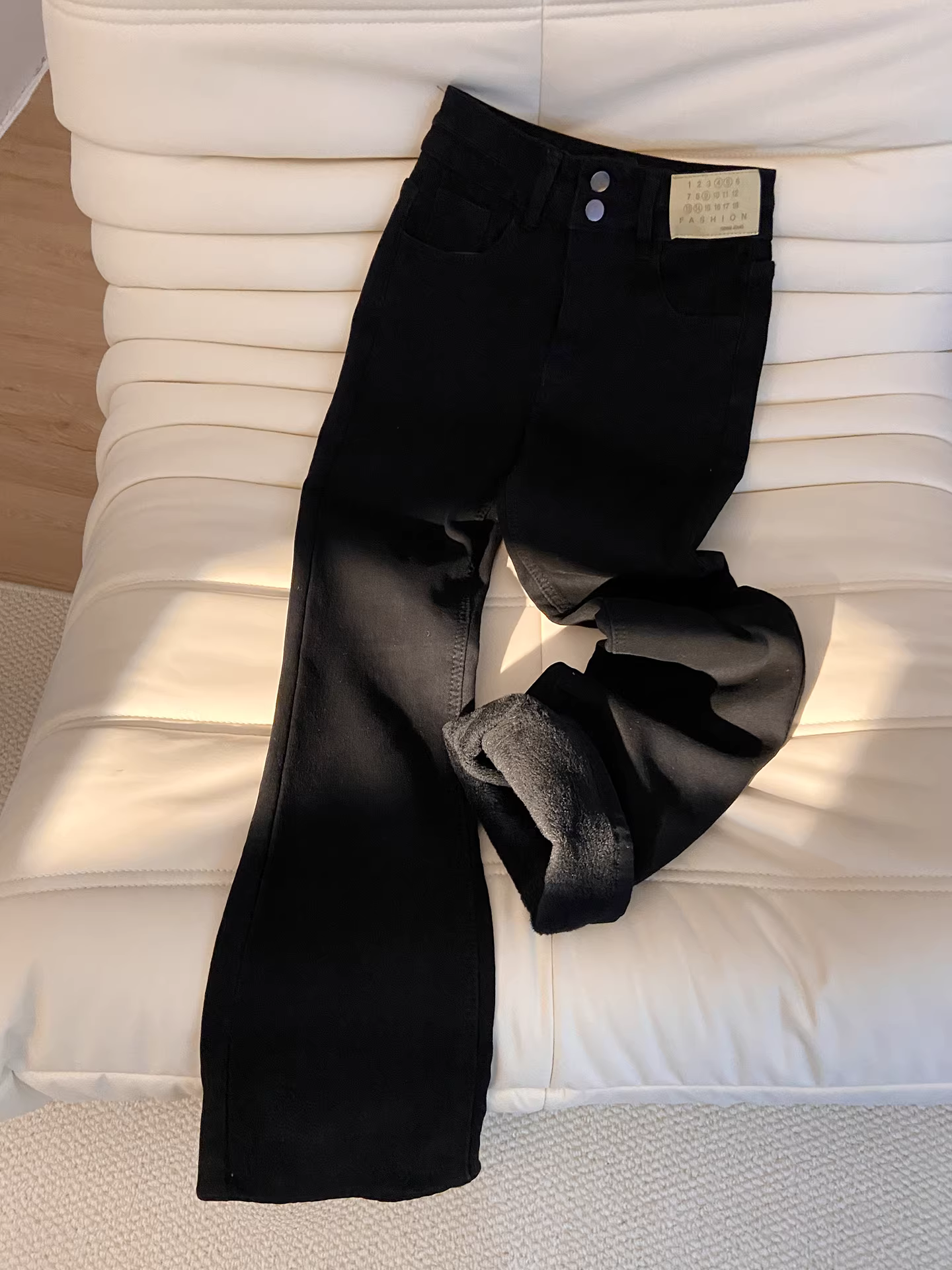 Quần jeans nữ La Chapelle màu xanh đậm, dáng loe, dày dặn, kiểu dáng ôm sát, xu hướng thu đông 2025.