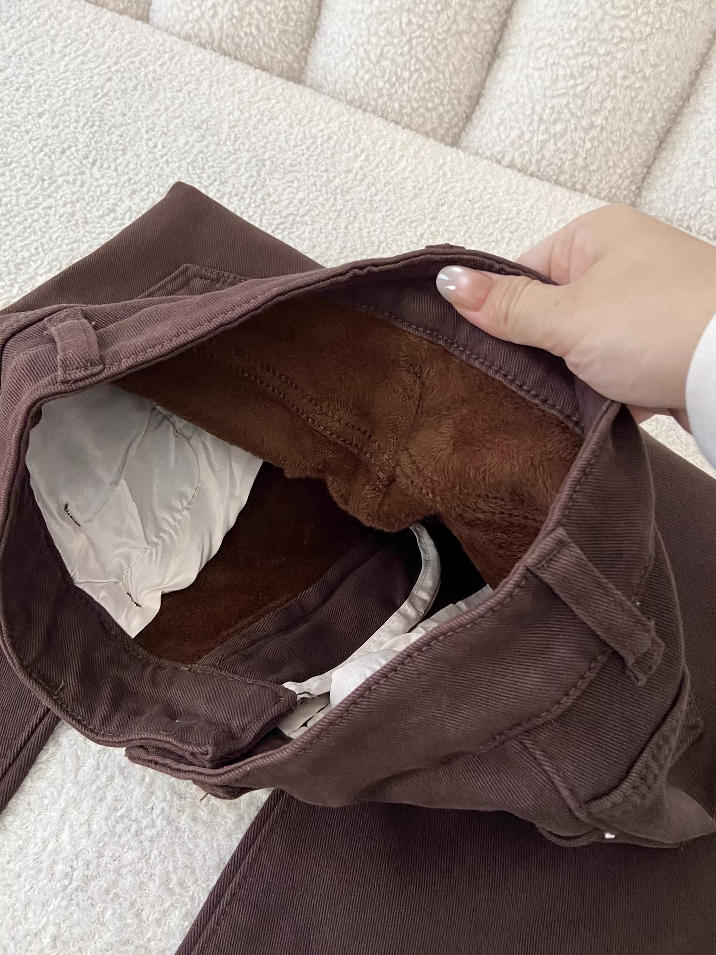 Quần jeans ống rộng dày dặn lót lông nâu La Chapelle dành cho nữ, mẫu mới thu đông 2025, kiểu dáng ôm sát thẳng.