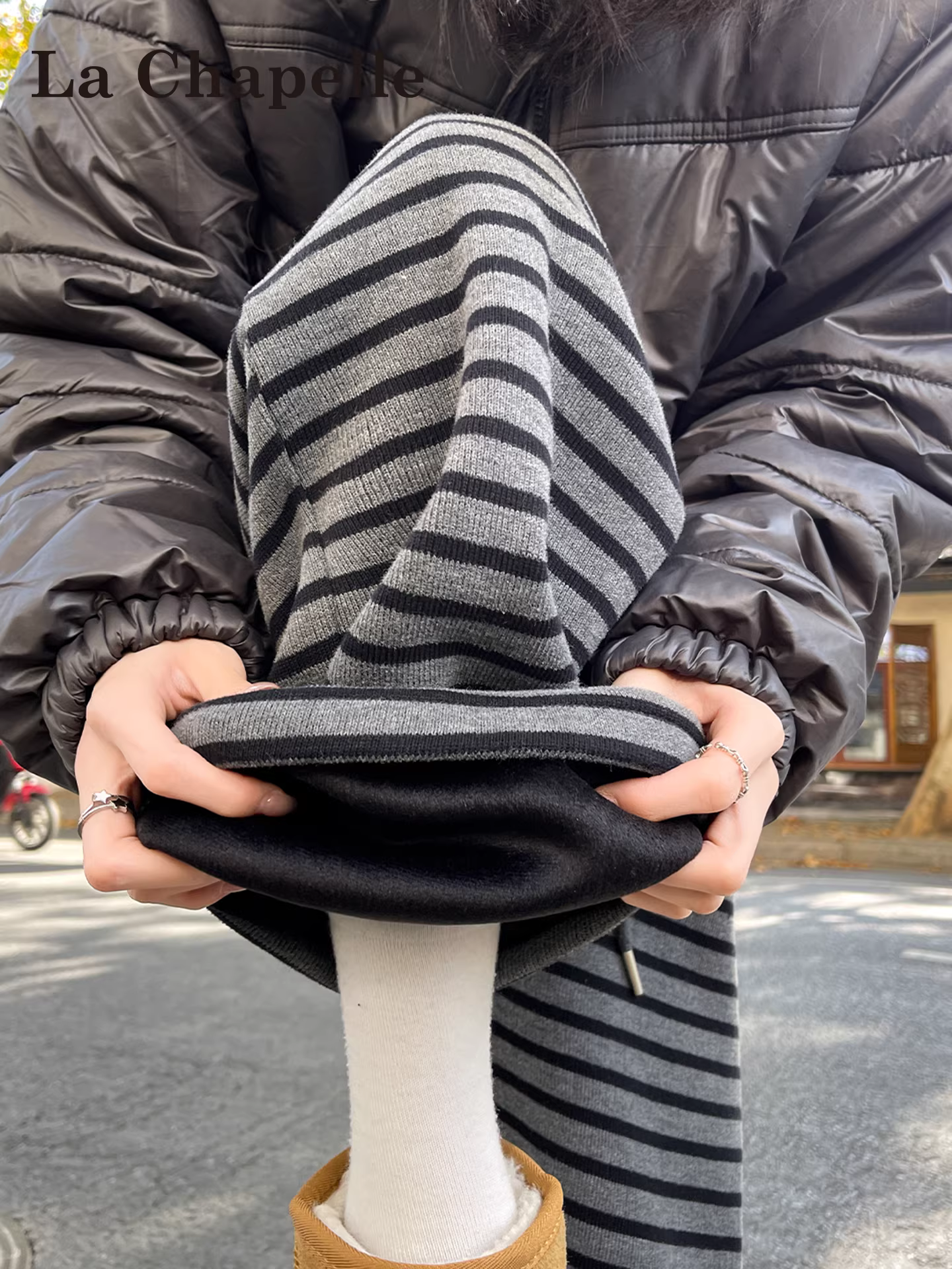 Quần ống rộng lót lông cừu kẻ sọc đen La Chapelle dành cho nữ, mẫu mới thu đông 2025, cạp cao, dáng thẳng, chất liệu dệt kim, phong cách thường ngày