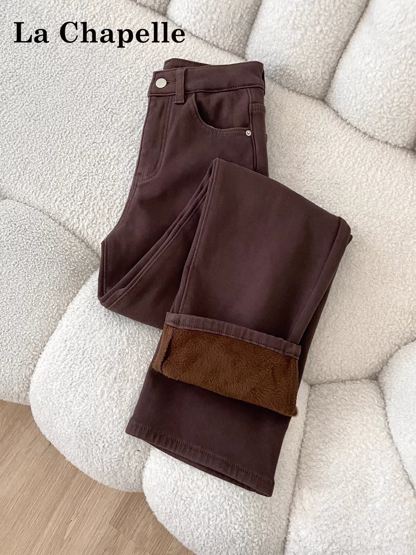 Quần jeans ống rộng dày dặn lót lông nâu La Chapelle dành cho nữ, mẫu mới thu đông 2025, kiểu dáng ôm sát thẳng.