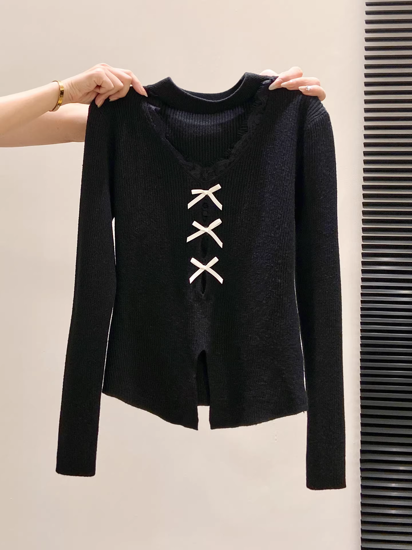 Áo len nữ La Chapelle tay dài ren trắng, kiểu dáng ôm body, mùa thu đông 2025