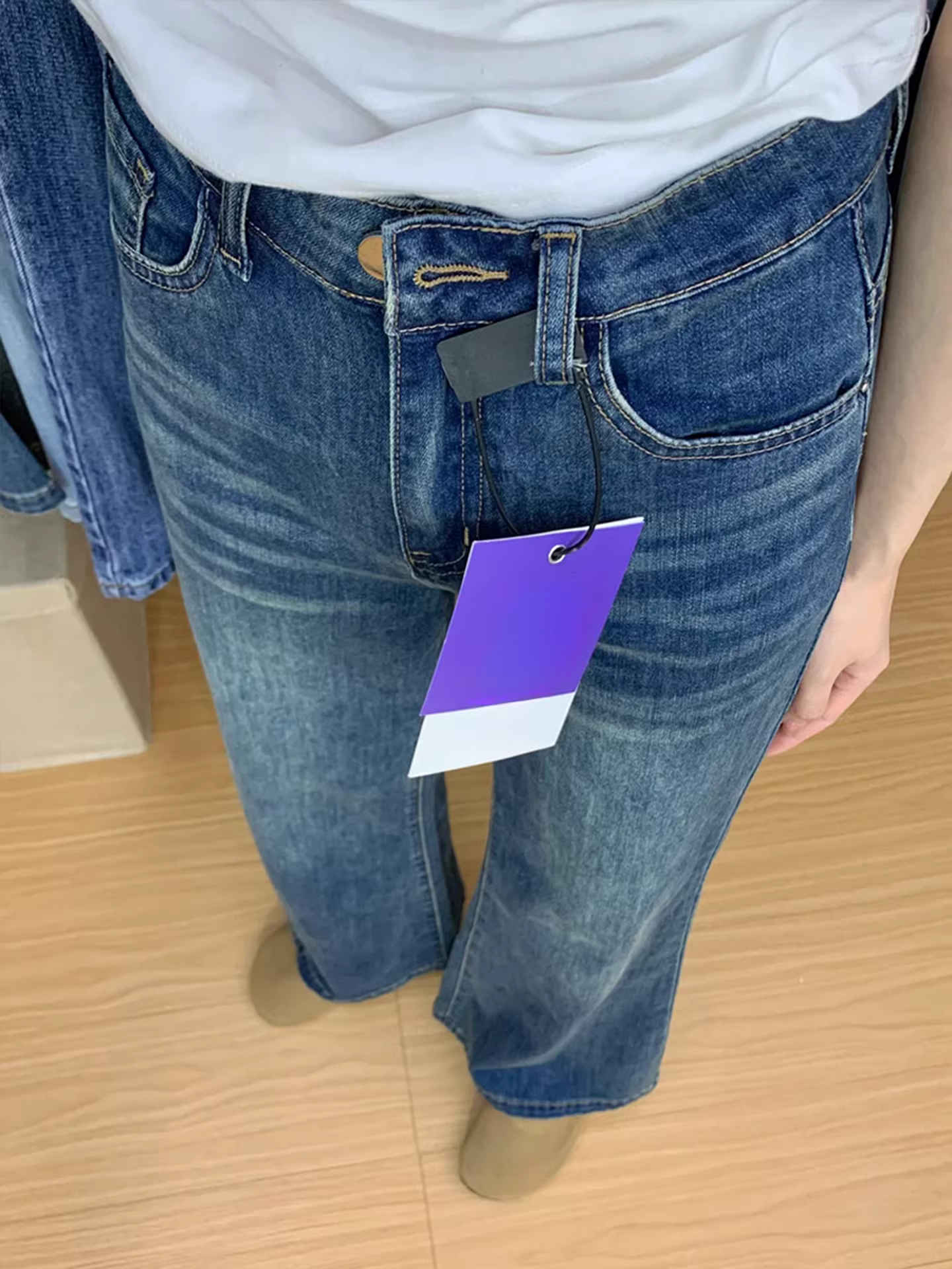 Quần jean nữ La Chapelle lót lông dày, kiểu dáng loe, mẫu mới thu đông 2025, không bó sát, kiểu dáng ống loe.