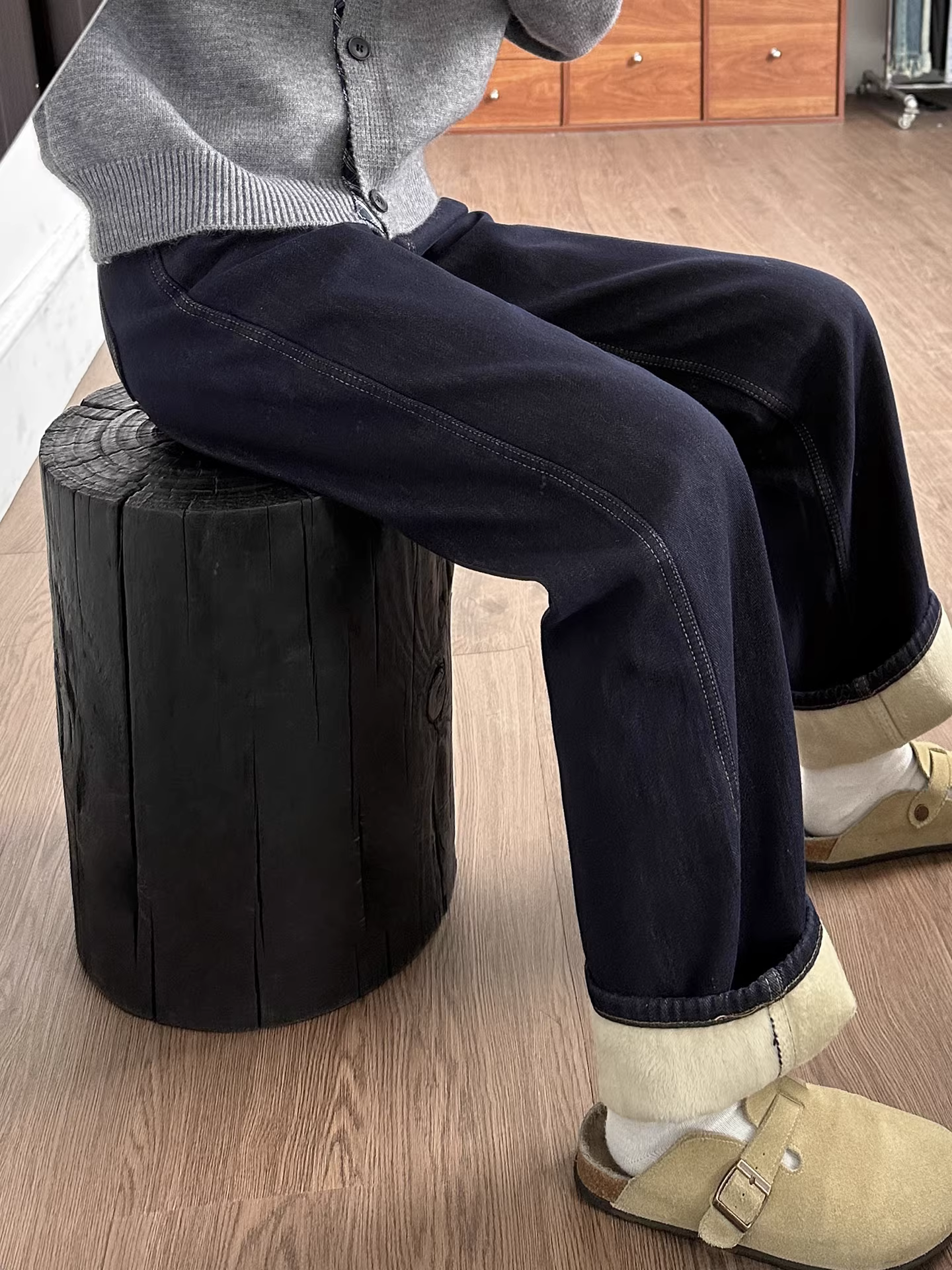 Quần jeans ống rộng dày dặn lót lông màu xanh đậm La Chapelle dành cho nữ, mẫu mới thu đông 2025, cạp cao, dáng ôm thẳng