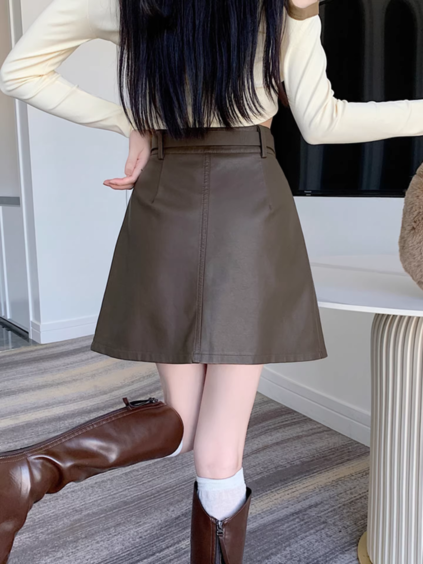 Chân váy da PU nâu La Chapelle dành cho nữ, mẫu mới thu đông 2025, xếp ly, lưng cao, dáng chữ A, ngắn