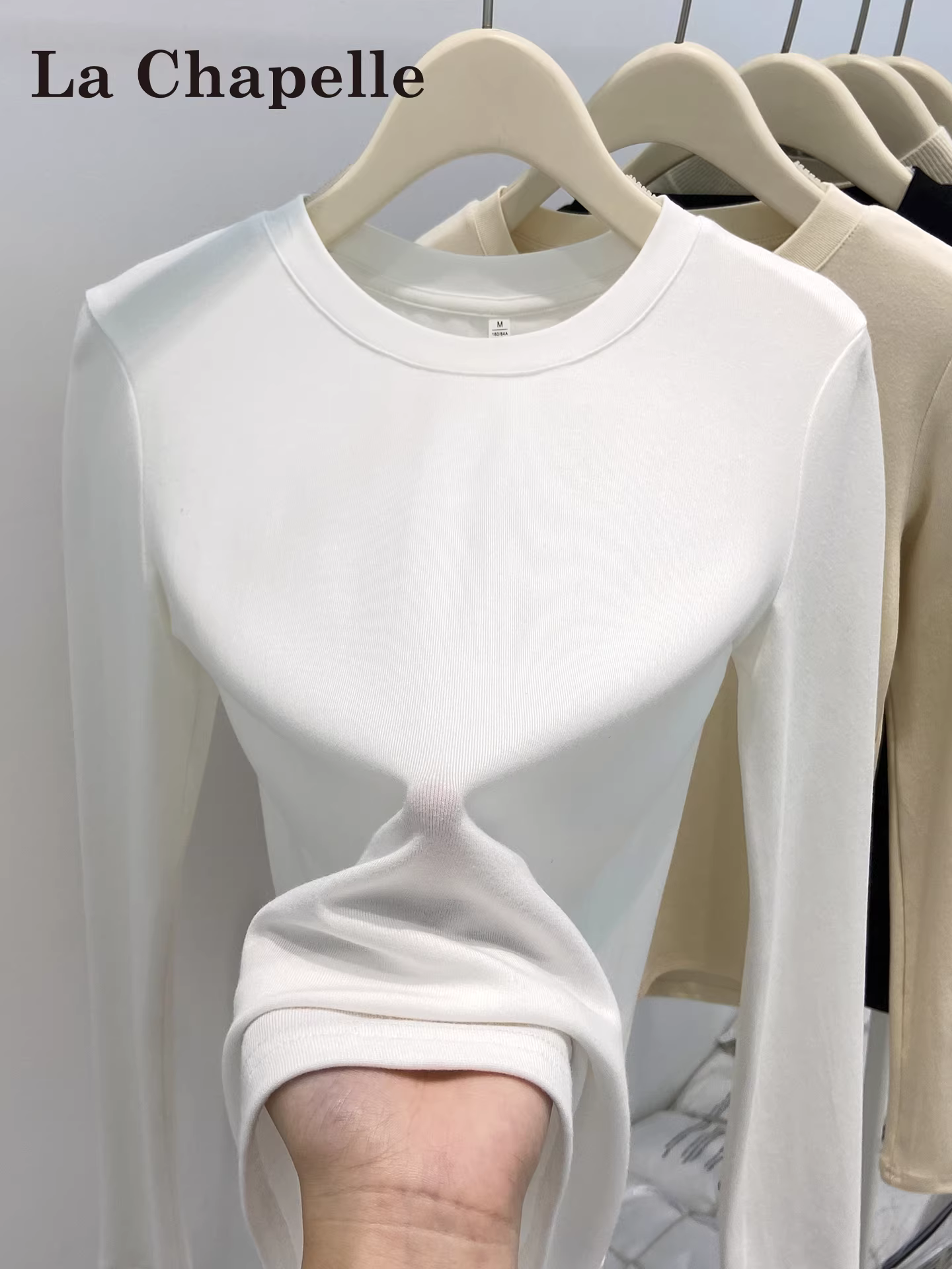 Áo thun nữ La Chapelle cổ tròn, tay dài, dáng regular, màu trắng, kiểu ôm body, chất liệu lót trong, mùa thu đông 2025.