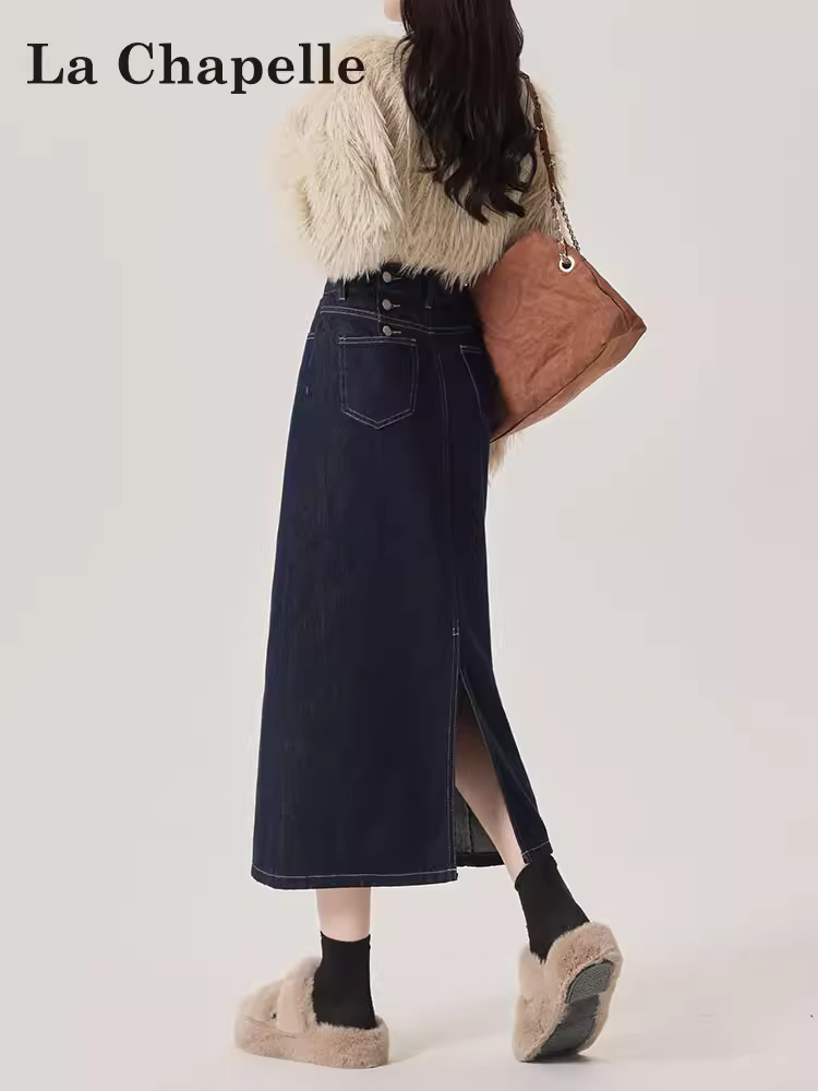Chân váy denim xẻ tà màu xanh denim La Chapelle dành cho nữ, mẫu mới thu đông 2025, cạp cao, dáng chữ A, dài qua gối.