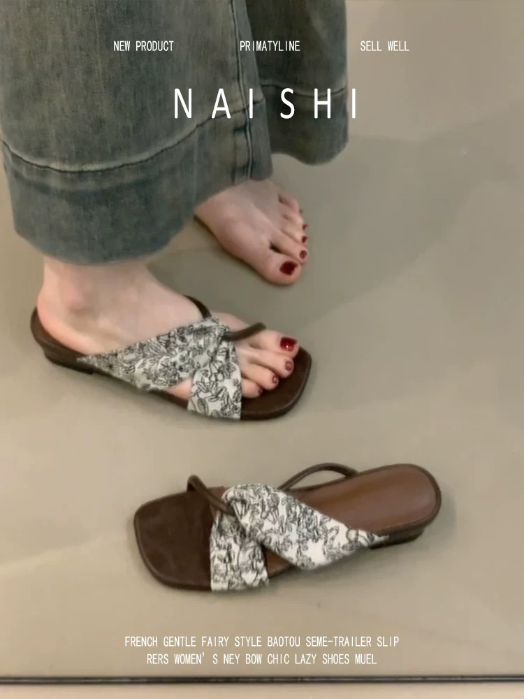 Phiên bản da cừu! Dép sandal nữ đế thô mũi vuông kiểu retro, thiết kế thời trang, quai chéo, kiểu dáng xu hướng, dễ mang.