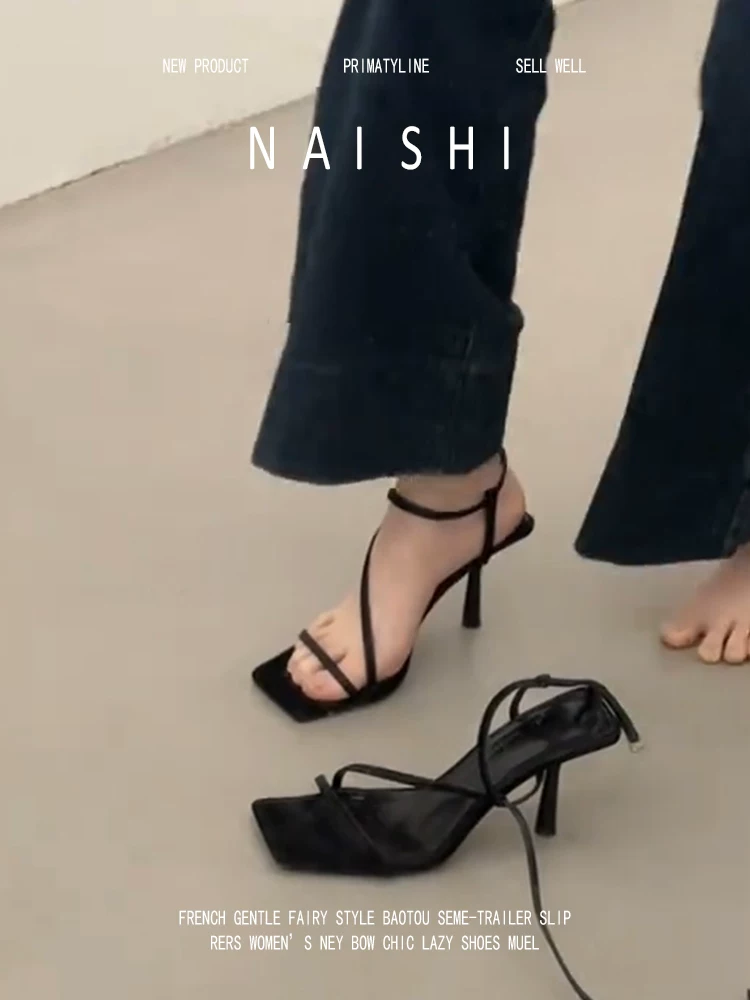 Phiên bản da cừu! Dép sandal nữ màu đen mũi vuông, hở mũi, thiết kế thời trang, một quai, phù hợp với váy, giày cao gót quyến rũ với gót nhọn.