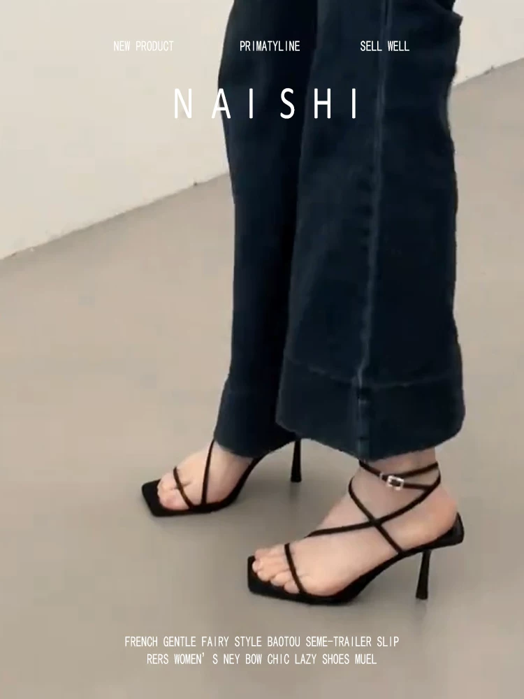 Phiên bản da cừu! Dép sandal nữ màu đen mũi vuông, hở mũi, thiết kế thời trang, một quai, phù hợp với váy, giày cao gót quyến rũ với gót nhọn.