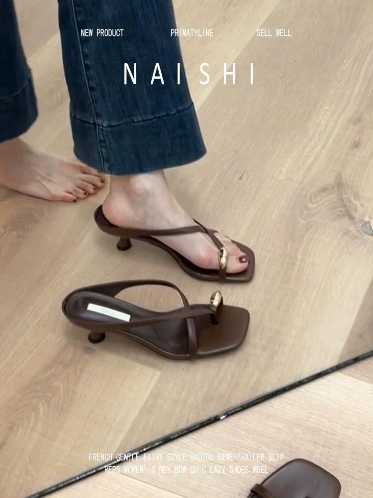 Phiên bản da cừu! Dép quai ngang mũi vuông dành cho nữ, quai chéo có khóa kim loại, dép cao gót.