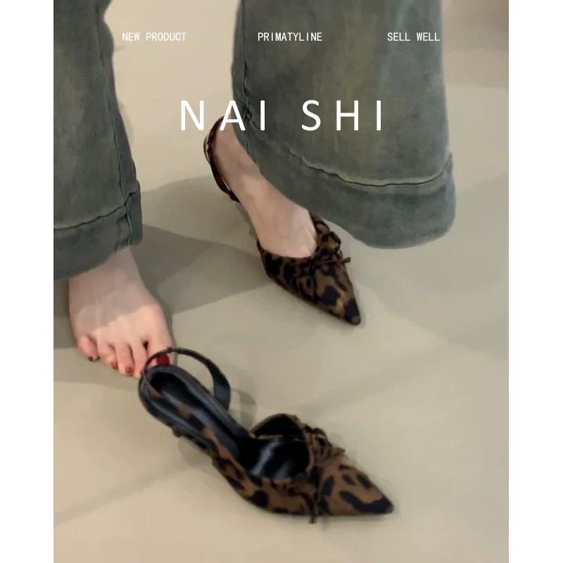 Phiên bản da cừu! Dép sandal nữ kiểu Âu Mỹ họa tiết da báo, mũi kín, có nơ, khoét bên, gót cao, giày mũi nhọn gợi cảm.