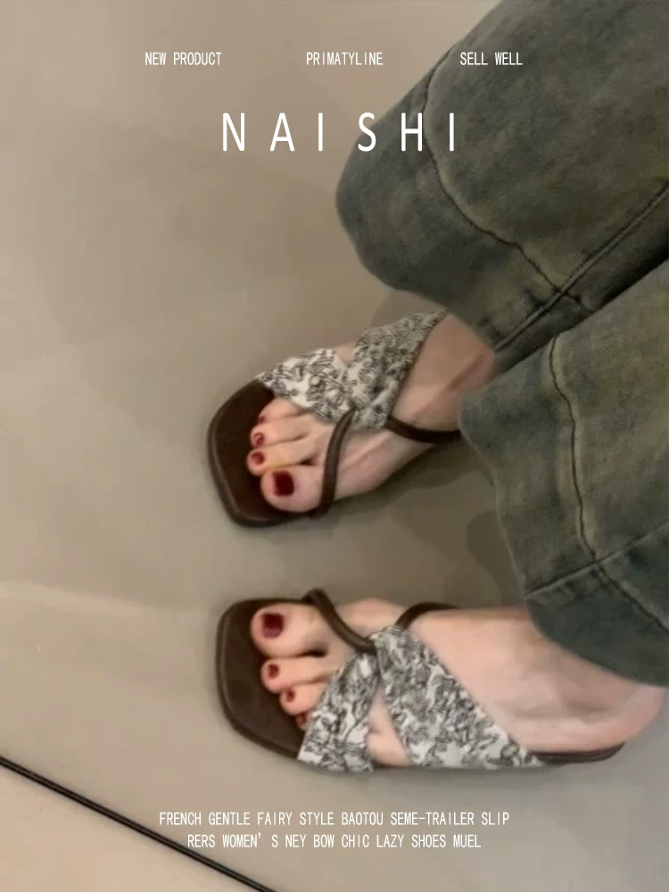 Phiên bản da cừu! Dép sandal nữ đế thô mũi vuông kiểu retro, thiết kế thời trang, quai chéo, kiểu dáng xu hướng, dễ mang.