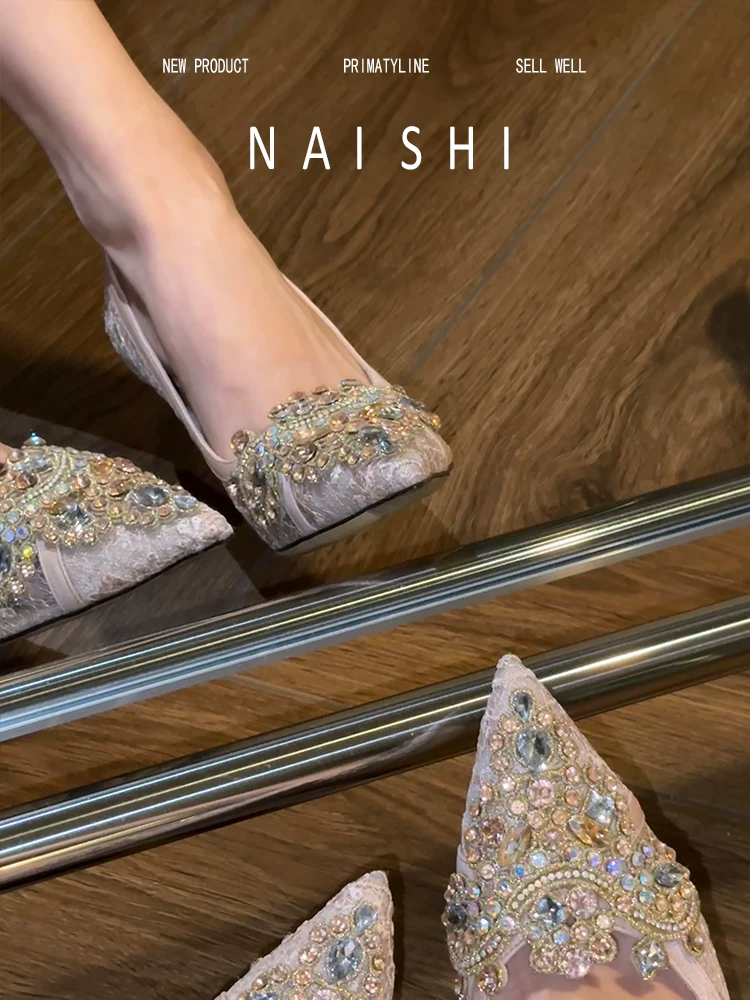 Phiên bản da cừu! Giày cưới tuyệt đẹp, giày cô dâu Xiuhe, thêu đá, giày cao gót kiểu Trung Quốc mới, giày mũi nhọn dành cho nữ.