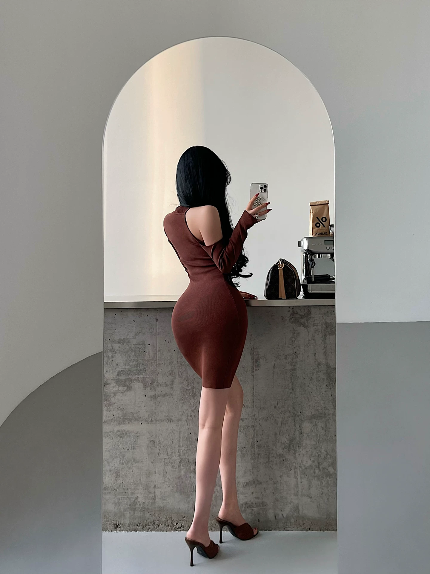 YoungGirlDay trưởng thành và gợi cảm, váy ngắn ôm sát cổ cao, tay dài, chất liệu dệt kim, kiểu dáng ôm sát.