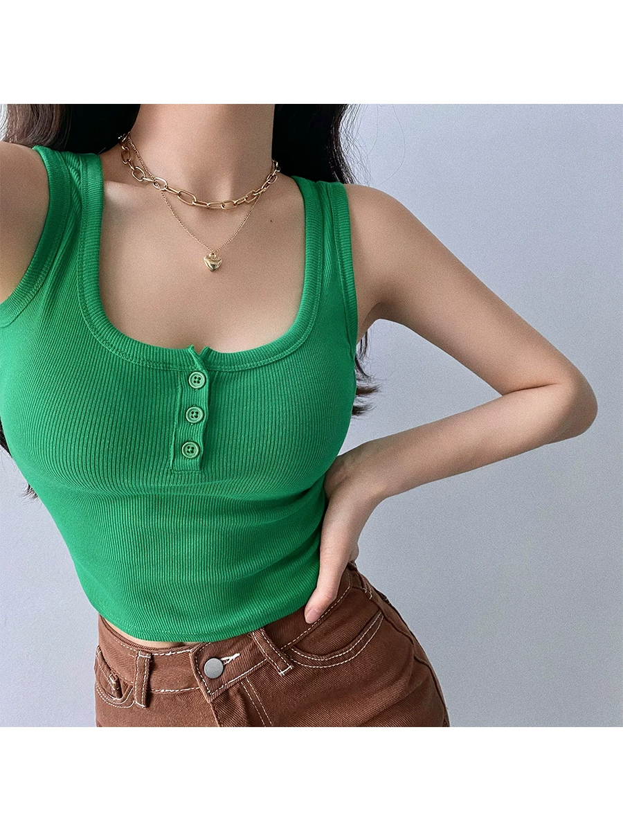 Áo crop top ngắn có dây đeo rộng, ba nút, ôm sát cơ thể của YoungGirlDay.