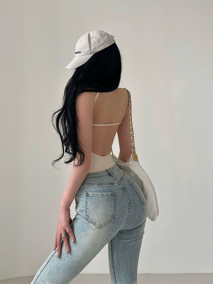 YoungGirlDay phong cách hot girl gợi cảm, bodysuit ôm sát, hở lưng, co giãn, có đệm ngực và dây đeo.