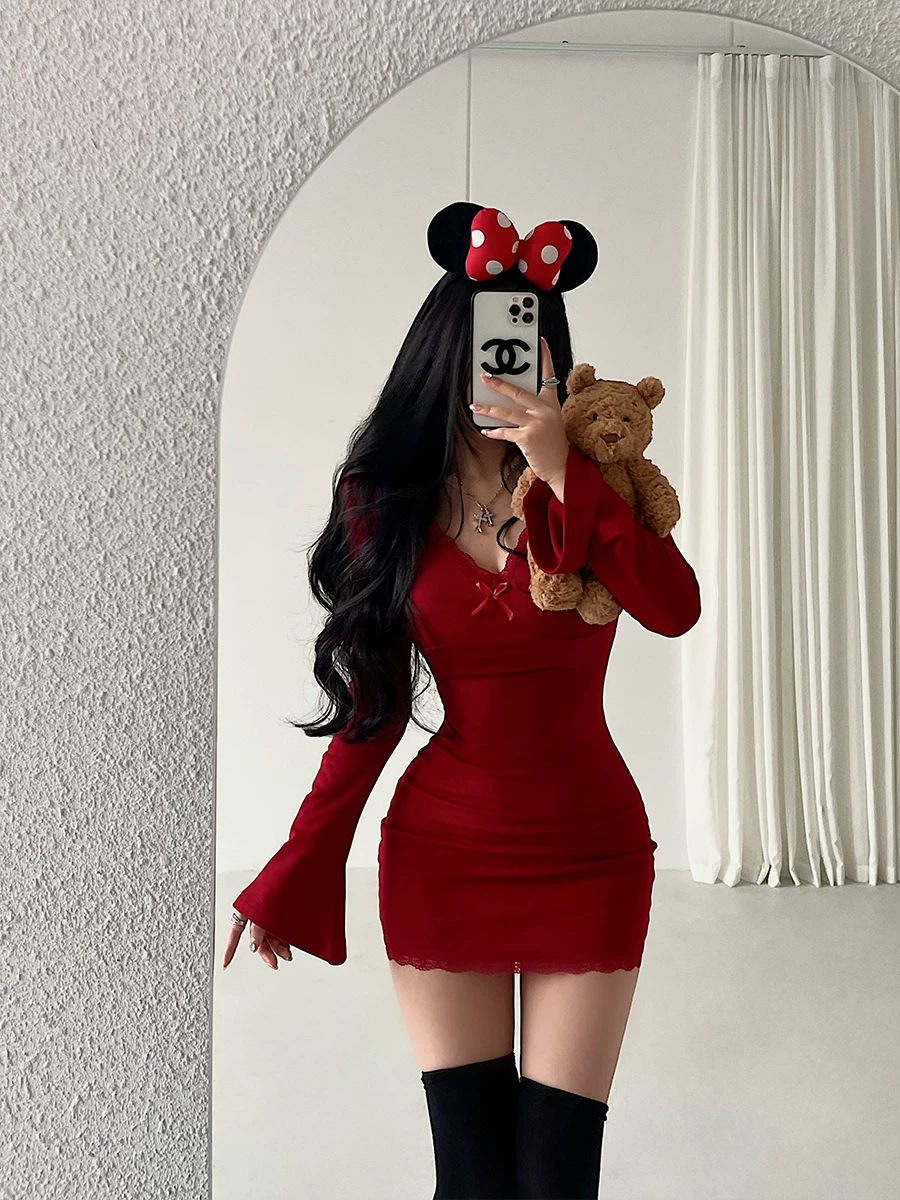 YoungGirlDay váy ren dài tay ôm sát gợi cảm với chân váy ngắn ôm sát hông và miếng đệm ngực.