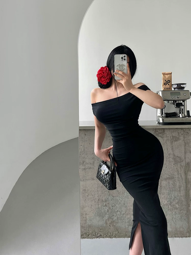 YoungGirlDay phong cách thuần khiết gợi cảm, đầm ôm sát một vai, eo xếp ly, xẻ tà, dài vừa phải