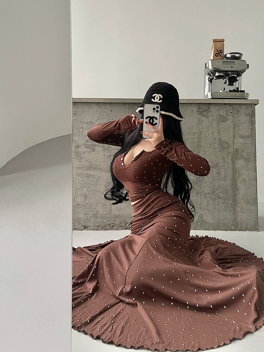 Bộ trang phục YoungGirlDay phong cách thuần khiết và quyến rũ gồm áo dài tay chấm bi và chân váy đuôi cá xếp ly ôm hông cao eo.