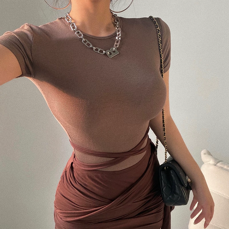 YoungGirlDay Áo crop top ngắn cổ tròn kiểu dáng cơ bản gợi cảm phong cách Âu Mỹ với phần rốn lộ ra ngoài và áo thun tay ngắn.