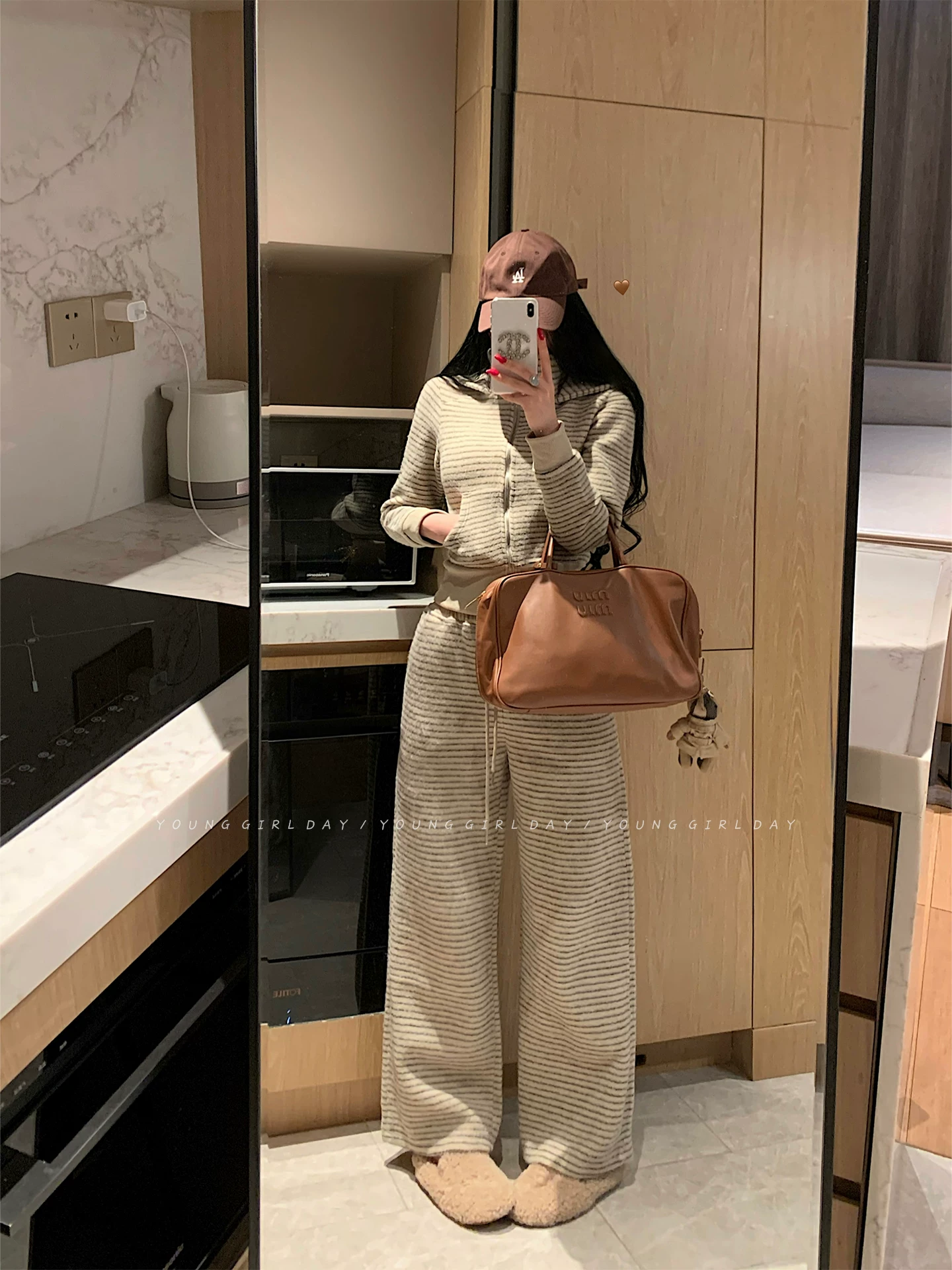 Bộ đồ nữ phong cách YoungGirlDay gồm áo khoác cardigan dày dặn kẻ sọc có khóa kéo và quần dài cạp cao, kiểu dáng thường ngày.