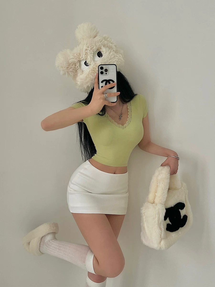 Áo thun crop top ngắn tay, cổ chữ V, viền ren, ôm sát, ngọt ngào và thanh lịch của YoungGirlDay, lộ rốn và tay áo ngắn.