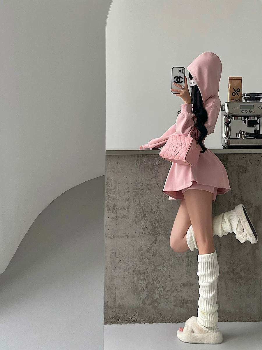 YoungGirlDay phong cách thuần khiết gợi cảm, áo khoác cardigan có mũ trùm đầu, khóa kéo, thiết kế khoét eo, chân váy ngắn chống lộ hàng, cạp cao.