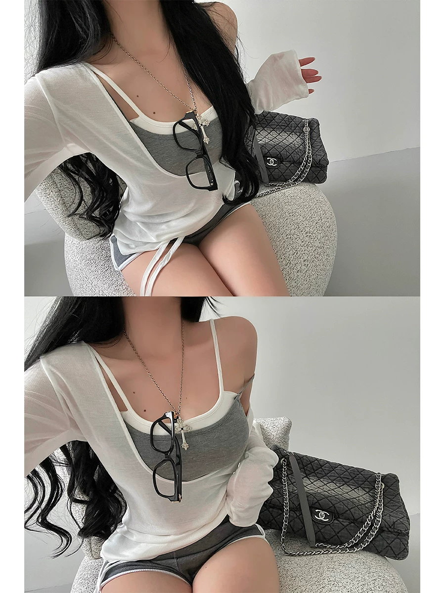 Bộ đồ hai mảnh YoungGirlDay pure Desire gồm áo hai dây có đệm, áo khoác tay dài, quần short cạp cao có dây rút.