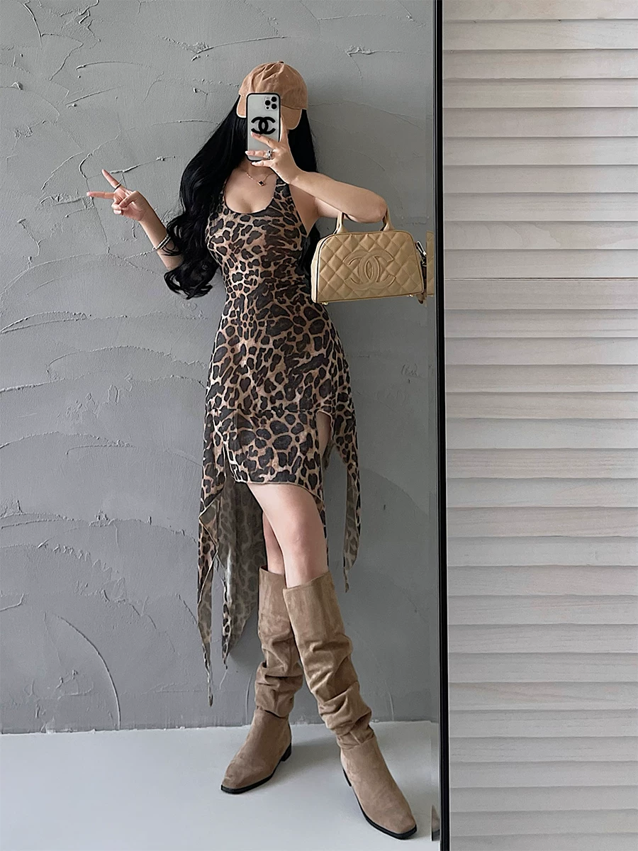 YoungGirlDay Váy ôm sát in họa tiết da báo cay kiểu Mỹ, có viền không đều, váy cổ yếm hở lưng gợi cảm.