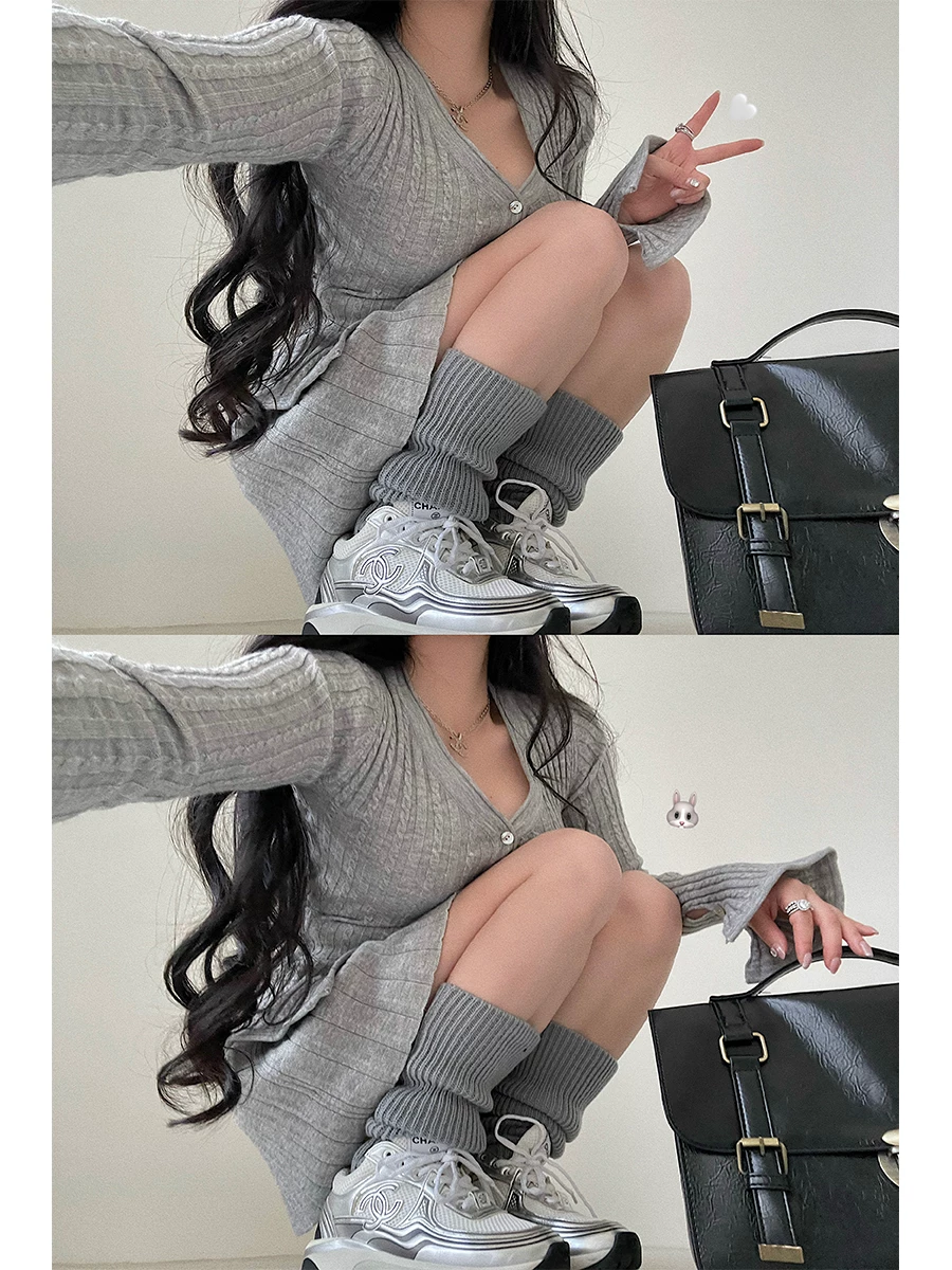 YoungGirlDay thuần khiết gợi cảm, áo cardigan tay loe, cài khuy đơn, chân váy ngắn xếp ly cao eo, bộ đồ dệt kim