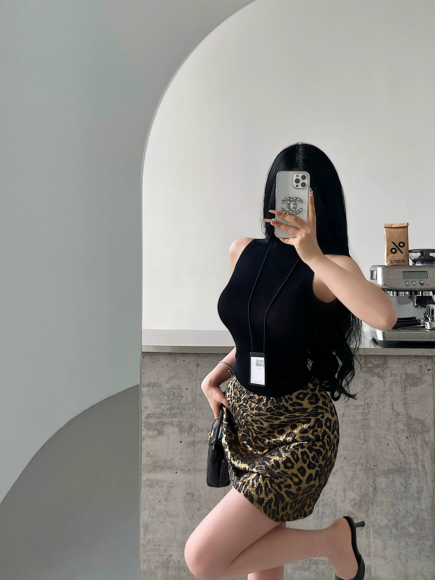 Váy ngắn ôm sát họa tiết da báo vàng, cạp cao, kiểu dáng trưởng thành và gợi cảm của YoungGirlDay.