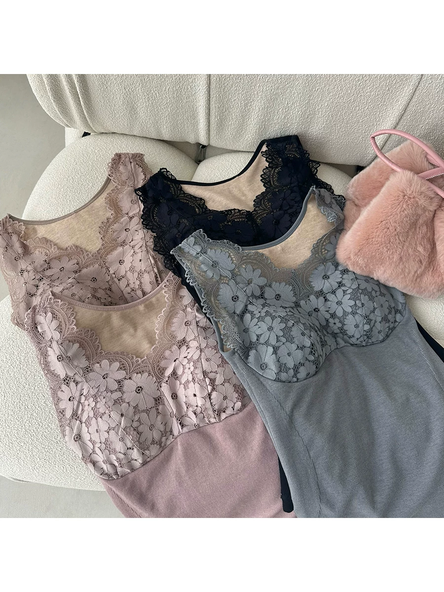 Áo ba lỗ dày dặn, ôm sát, cổ chữ V, viền ren, có đệm ngực của YoungGirlDay.