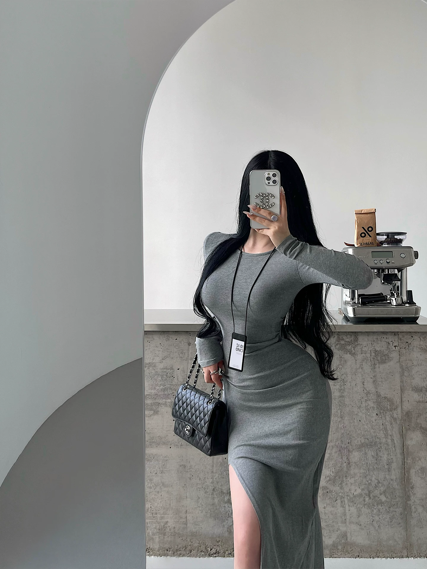 YoungGirlDay Kardashian Váy ôm sát cổ tròn gợi cảm, tay dài, có đường xẻ bên hông, váy dài vừa phải