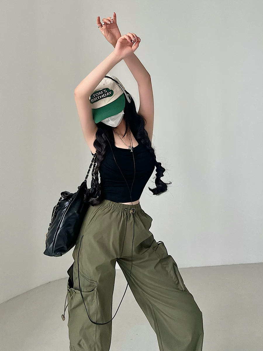 Áo crop top ôm sát cổ vuông gợi cảm, có mút ngực, không tay, kiểu dáng trẻ trung dành cho nữ.