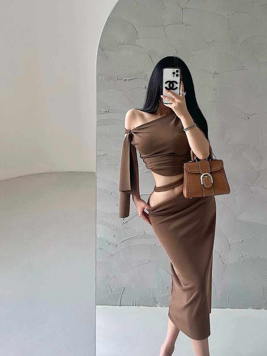 Bộ áo một vai bất đối xứng cùng kiểu dáng của YoungGirlDay Kylie với dải ruy băng và bộ váy ôm sát dài vừa phải